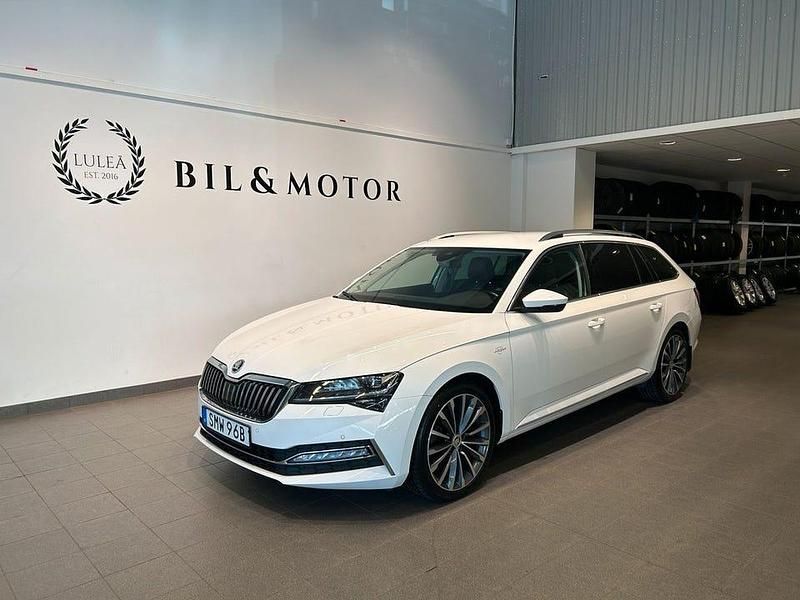 Vit Begagnad 2020 Skoda Superb Business Line Kombi | 299 900 kr (Marknadspris) - Bild 1/4