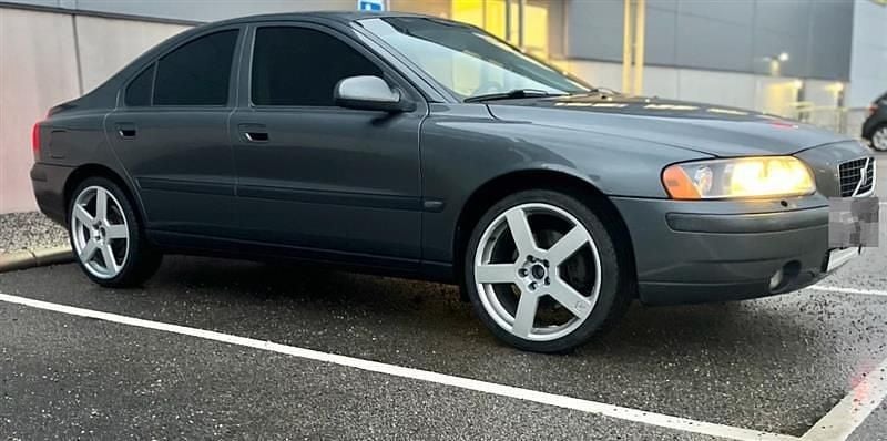 Grå Begagnad 2003 Volvo S60 Sedan | 35 000 kr - Bild 1/4