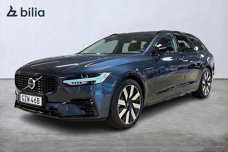 Mörkblå Begagnad 2024 Volvo V90 Plus Kombi | 528 500 kr (Marknadspris) - Bild 1/3