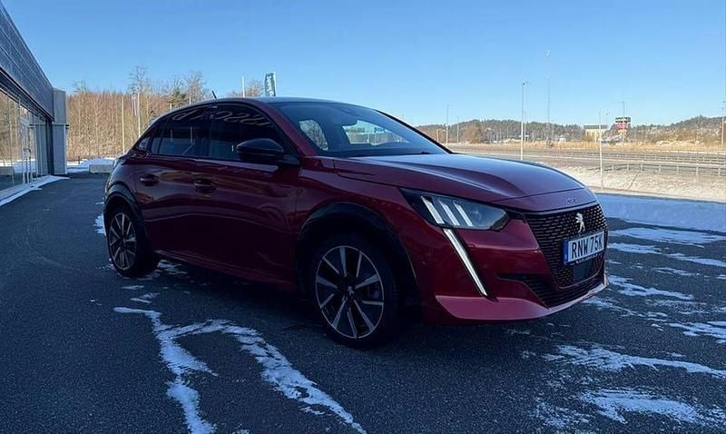 Begagnad Peugeot e-208 GT 100 kW (136 HK) 2022 Röd Halvkombi
