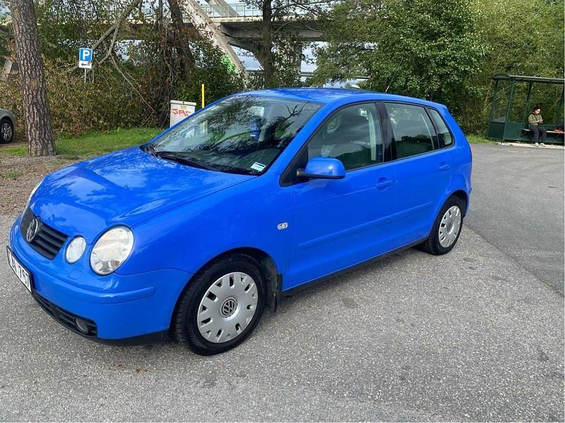 Blå Begagnad 2002 VW Polo Halvkombi | 24 999 kr (Marknadspris) - Bild 1/4