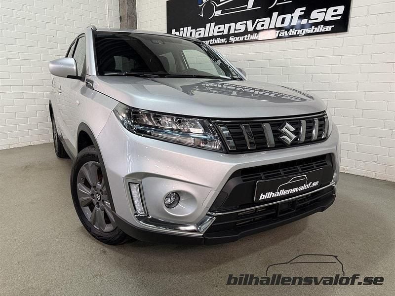 Grå Begagnad 2023 Suzuki Vitara SUV | 234 900 kr (Bra pris) - Bild 1/4