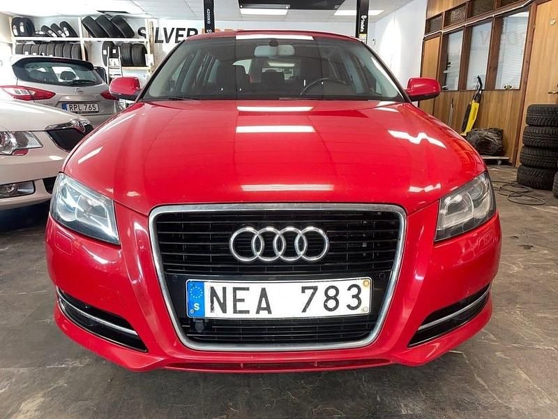 Begagnad Audi A3 Attraction 105 HK (77 kW) 2013 Röd
