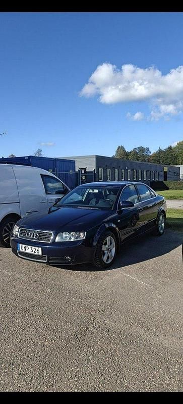Blå Begagnad 2004 Audi A4 Sedan | 26 000 kr (Lite dyr) - Bild 1/4