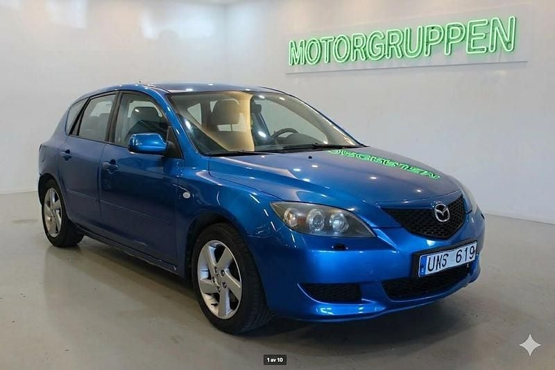 Blå Begagnad 2003 Mazda 3 Inclusive Halvkombi | 34 900 kr (Marknadspris) - Bild 1/4
