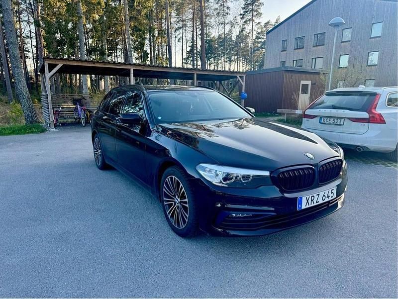 Begagnad 2019 BMW 520 Sport Line Kombi | 209 900 kr (Marknadspris) - Bild 1/4