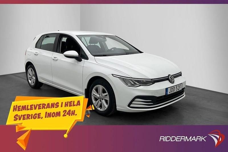 Vit Begagnad 2023 VW Golf VIII Halvkombi | 199 800 kr (Bra pris) - Bild 1/3