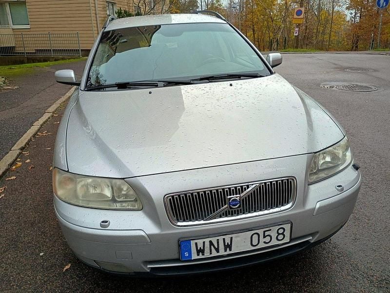 Grå Begagnad 2005 Volvo V70 Kinetic Kombi | 25 000 kr (Bra pris) - Bild 1/4