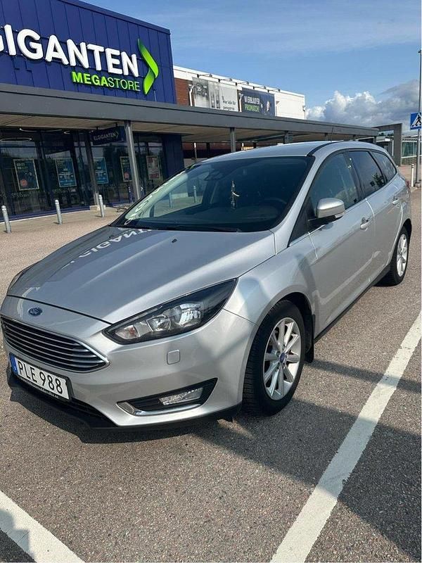 Grå Begagnad 2017 Ford Focus Titanium Kombi | 70 000 kr (Bra pris) - Bild 1/4