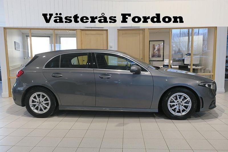 Grå Begagnad 2020 Mercedes A180 AMG line Halvkombi | 249 900 kr (Marknadspris) - Bild 1/4