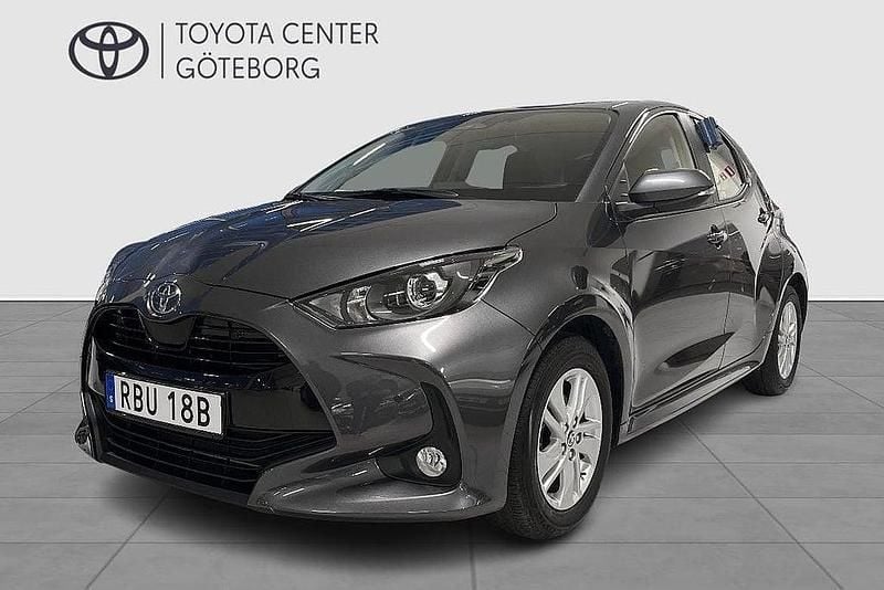 Mörkgrå Begagnad 2025 Toyota Yaris Hybrid Active Halvkombi | 239 900 kr (Marknadspris) - Bild 1/3