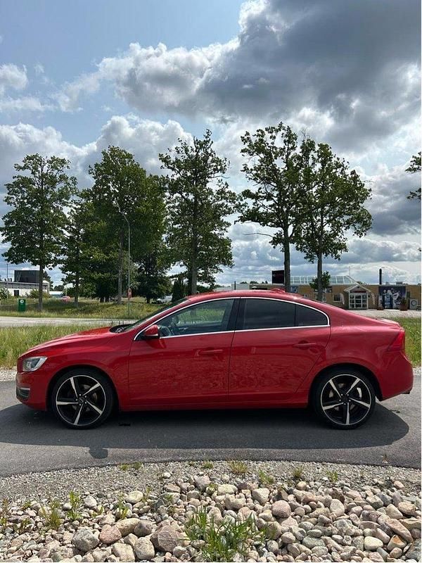 Röd Begagnad 2014 Volvo S60 Sedan | 93 000 kr (Marknadspris) - Bild 1/4
