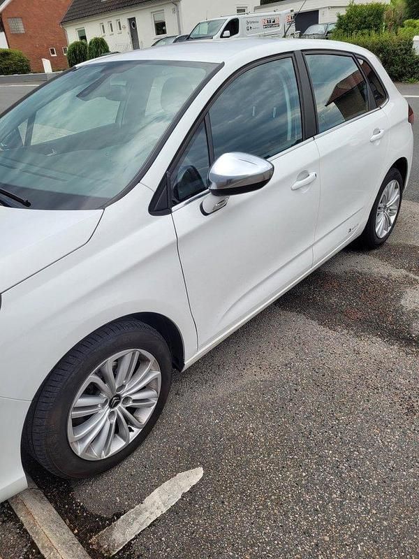 Vit Begagnad 2016 Citroën C4 Halvkombi | 75 000 kr (Marknadspris) - Bild 1/4