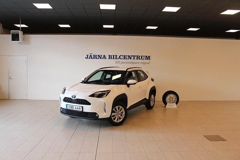Vit Begagnad 2023 Toyota Yaris Cross Active SUV | 194 900 kr (Superpris) - Bild 1/4