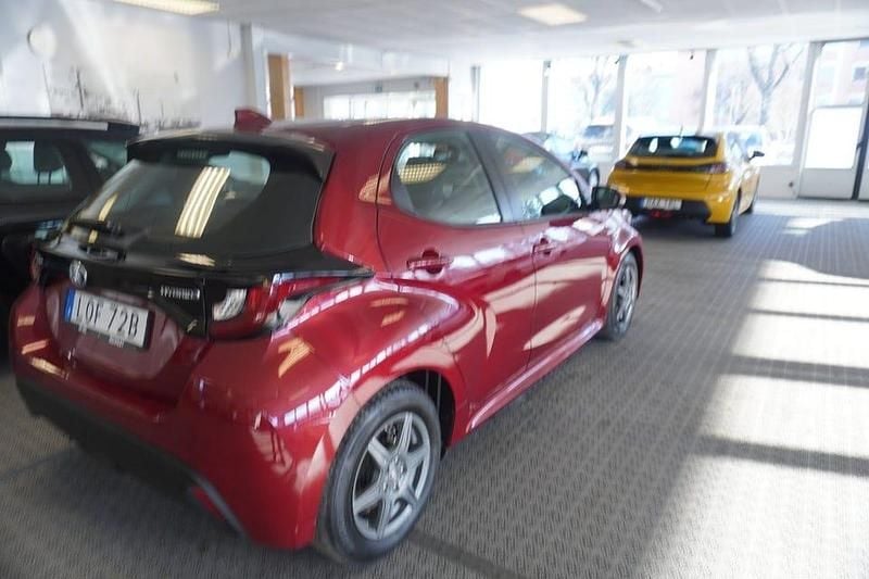 Begagnad Toyota Yaris Hybrid Active 116 HK (85 kW) 2021 Röd Halvkombi