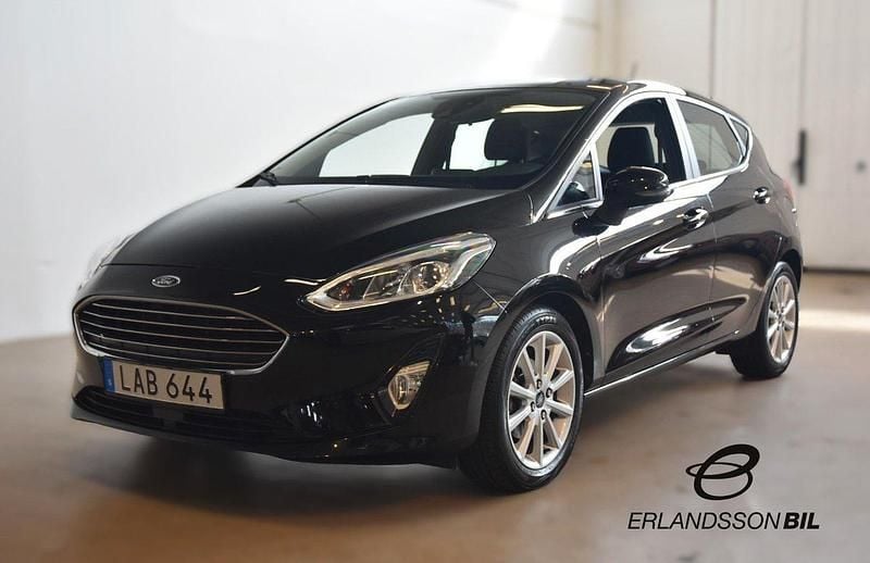 Svart Begagnad 2018 Ford Fiesta Titanium Halvkombi | 134 900 kr (Marknadspris) - Bild 1/4