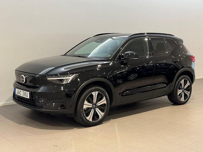 Svart Begagnad 2022 Volvo XC40 Core SUV | 349 500 kr - Bild 1/3