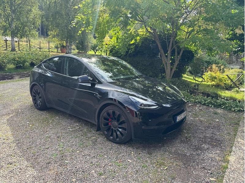 Svart Begagnad 2024 Tesla Model Y Performance SUV | 515 000 kr (Marknadspris) - Bild 1/3
