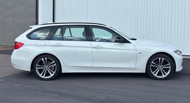 Vit Begagnad 2013 BMW 320 Sport Line Kombi | 104 000 kr (Bra pris) - Bild 1/3
