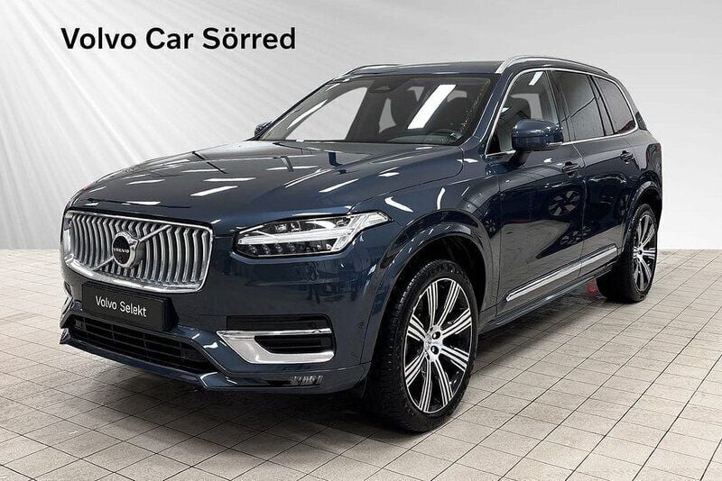 Blå Begagnad 2023 Volvo XC90 Plus SUV | 719 900 kr (Marknadspris) - Bild 1/4