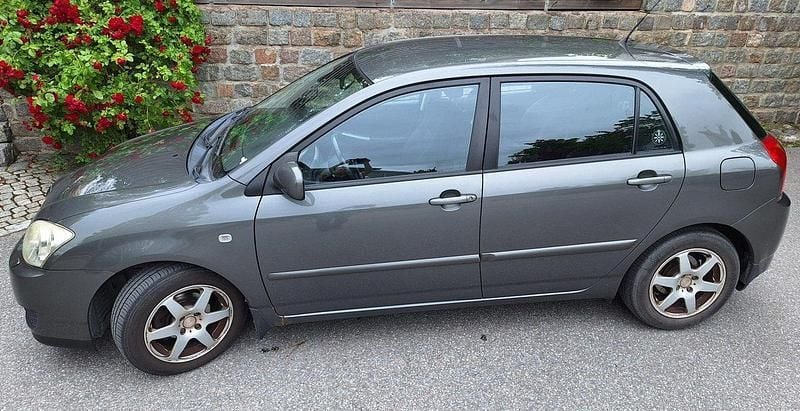 Grå Begagnad 2005 Toyota Corolla Halvkombi | 28 000 kr (Marknadspris) - Bild 1/4