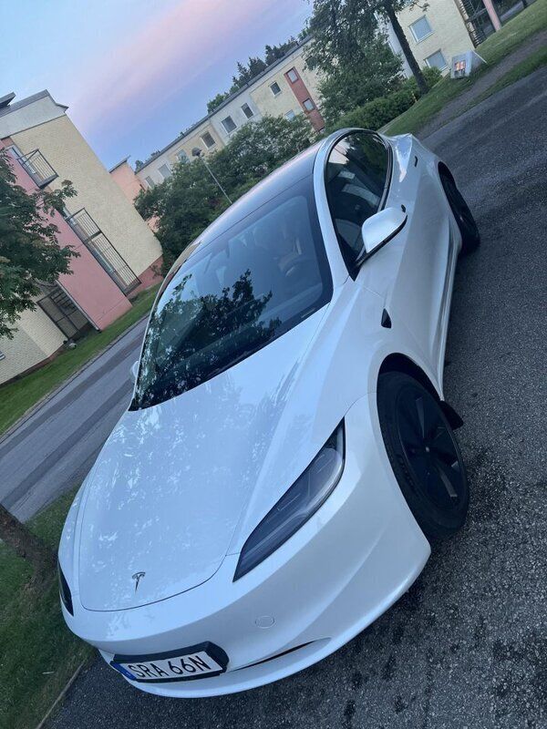 Vit Begagnad 2024 Tesla Model 3 Long Range Sedan | 479 995 kr (Dyr) - Bild 1/4