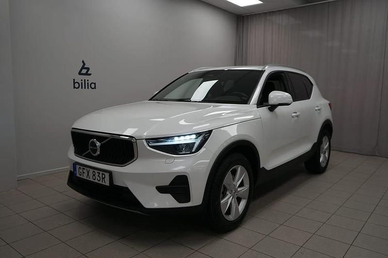 Vit Begagnad 2023 Volvo XC40 Core SUV | 329 900 kr (Marknadspris) - Bild 1/3