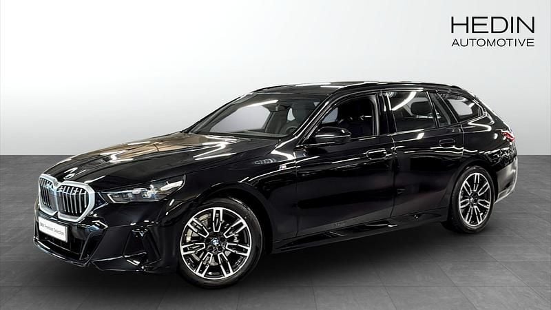 Svart (black) Begagnad 2025 BMW 520 M Sport Kombi | 548 700 kr (Superpris) - Bild 1/4