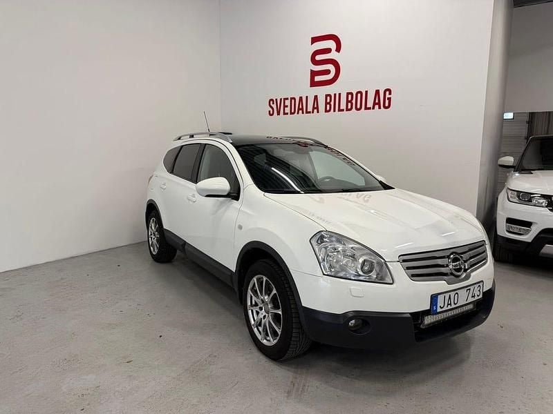 Vit Begagnad 2009 Nissan Qashqai +2 SUV | 68 900 kr (Marknadspris) - Bild 1/4