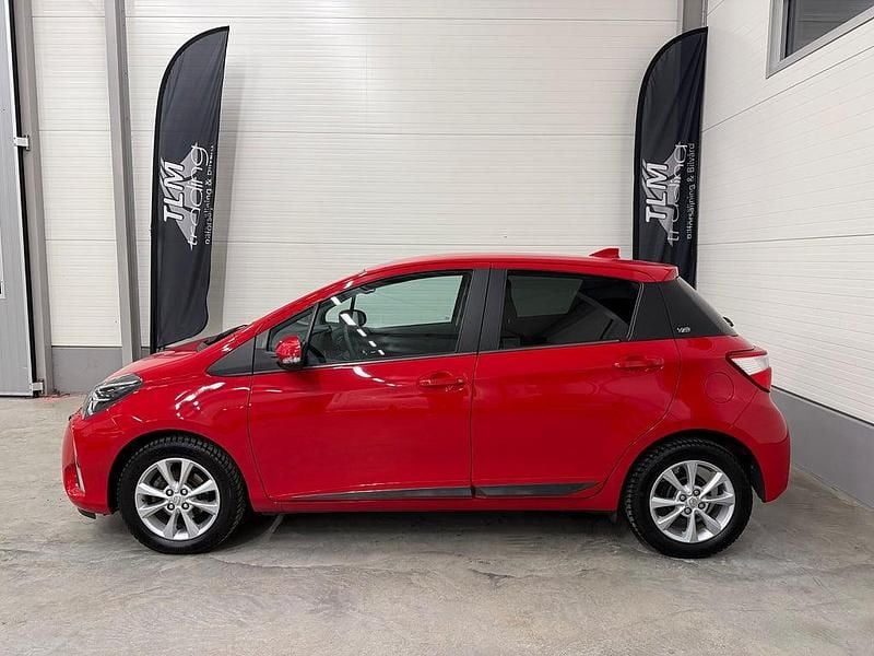 Röd Begagnad 2019 Toyota Yaris Multidrive S Halvkombi | 159 900 kr (Marknadspris) - Bild 1/4