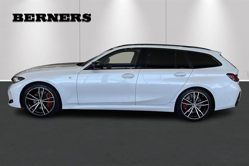 Vit Begagnad 2023 BMW M340 M Sport Sedan | 659 900 kr (Marknadspris) - Bild 1/4