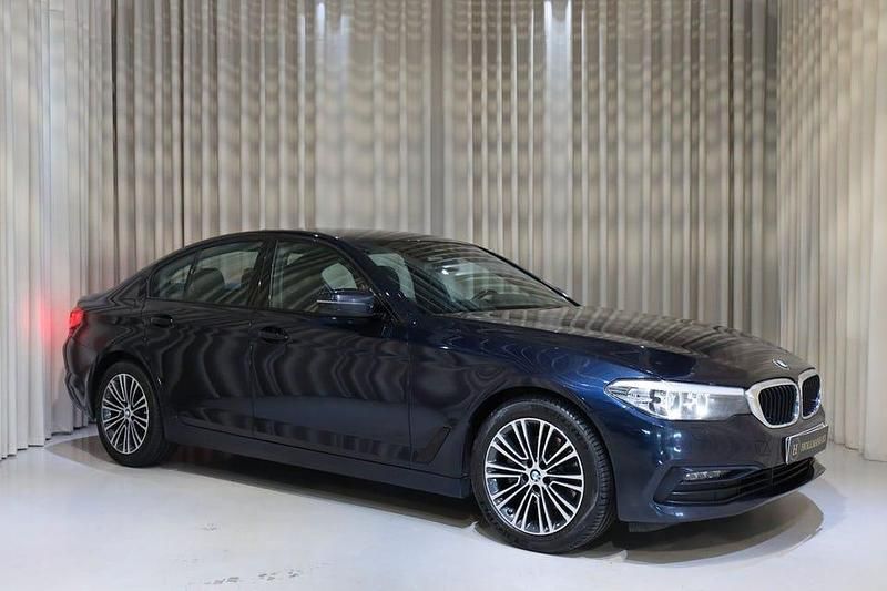 Blå Begagnad 2019 BMW 520 Sport Line Sedan | 269 900 kr (Marknadspris) - Bild 1/4
