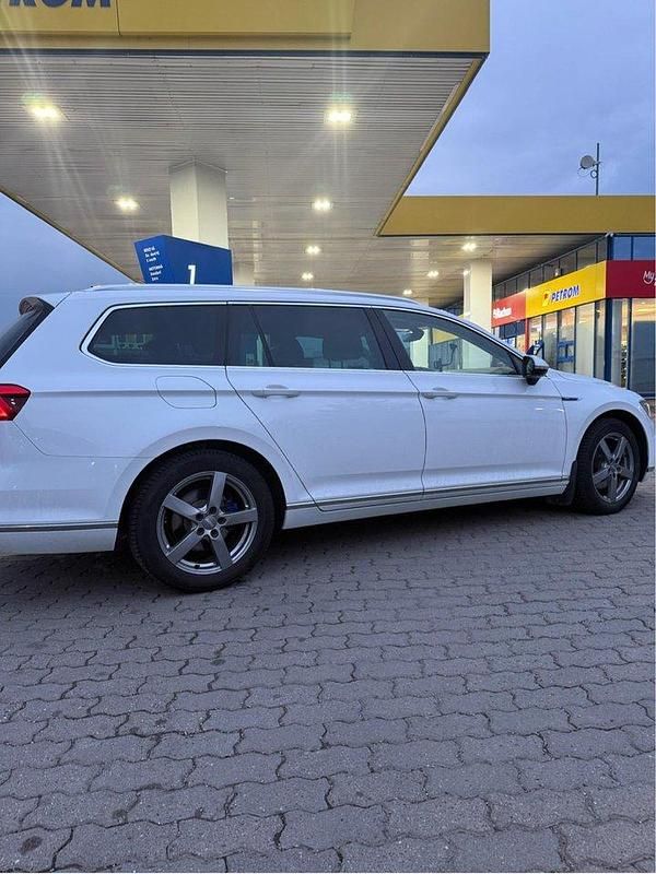 Vit Begagnad 2018 VW Passat GTE Kombi | 127 500 kr (Superpris) - Bild 1/4