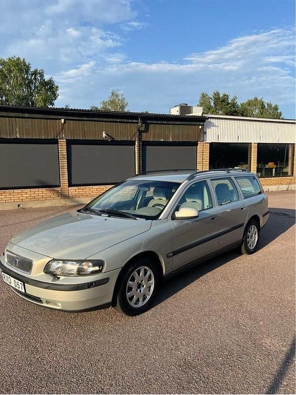 Grå Begagnad 2001 Volvo V70 Kombi | 29 999 kr (Marknadspris) - Bild 1/4