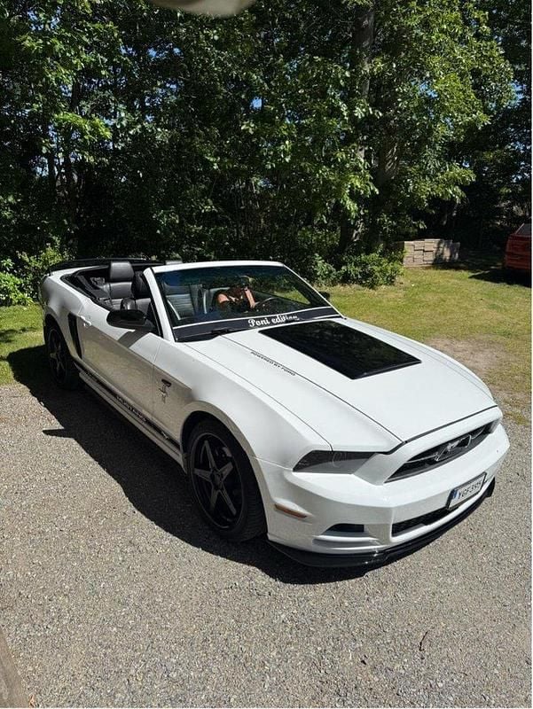 Vit Begagnad 2014 Ford Mustang Convertible Cab | 189 000 kr (Superpris) - Bild 1/4