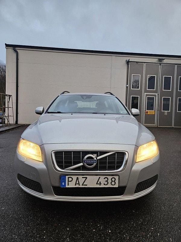 Grå Begagnad 2012 Volvo V70 Drive Kinetic Kombi | 45 000 kr (Superpris) - Bild 1/4