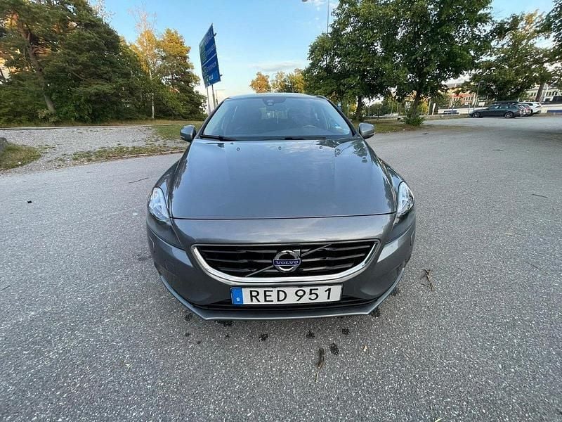 Grå Begagnad 2016 Volvo V40 Kombi | 143 000 kr (Marknadspris) - Bild 1/4