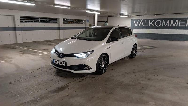 Begagnad Toyota Auris Hybrid 136 HK (100 kW) 2017