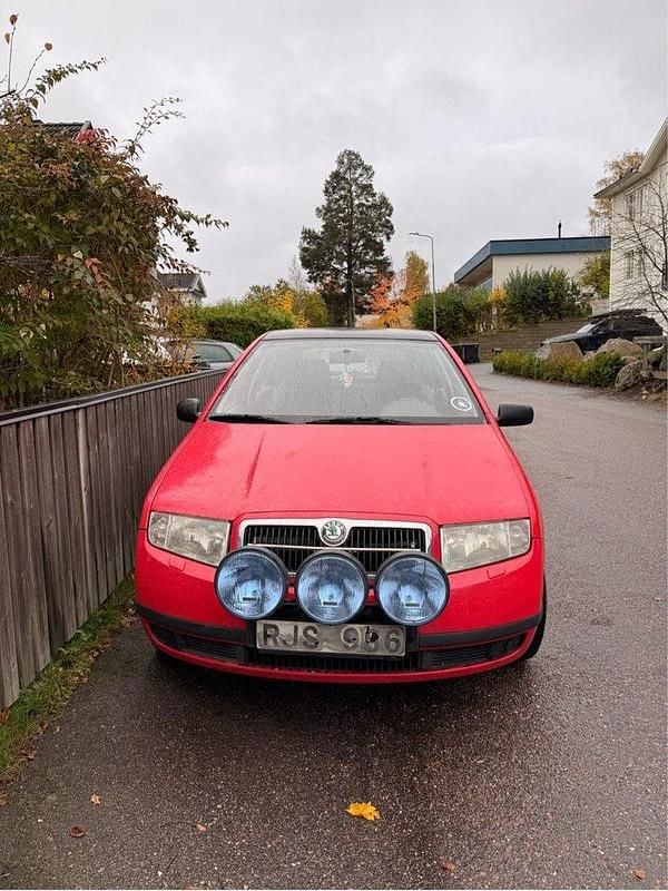 Röd Begagnad 2000 Skoda Fabia Halvkombi | 11 000 kr (Dyr) - Bild 1/4