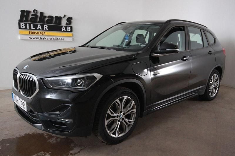 Svart Begagnad 2021 BMW X1 Sport Line SUV | 279 500 kr (Marknadspris) - Bild 1/4