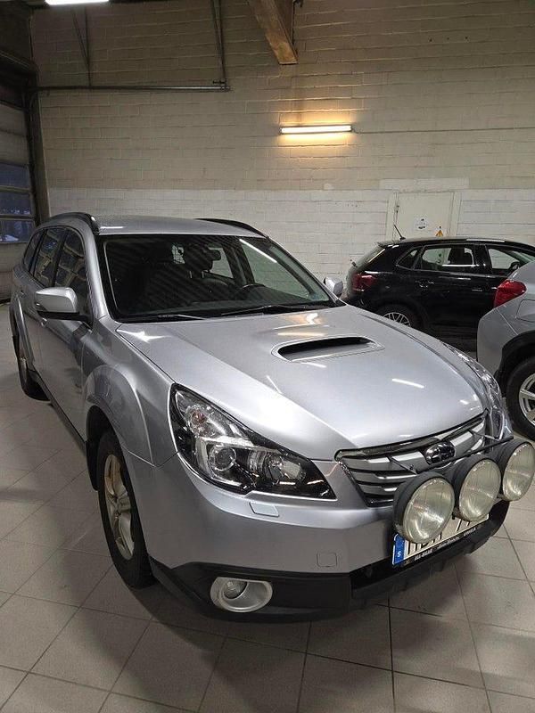 Silver Begagnad 2012 Subaru Outback Kombi | 79 000 kr (Marknadspris) - Bild 1/4