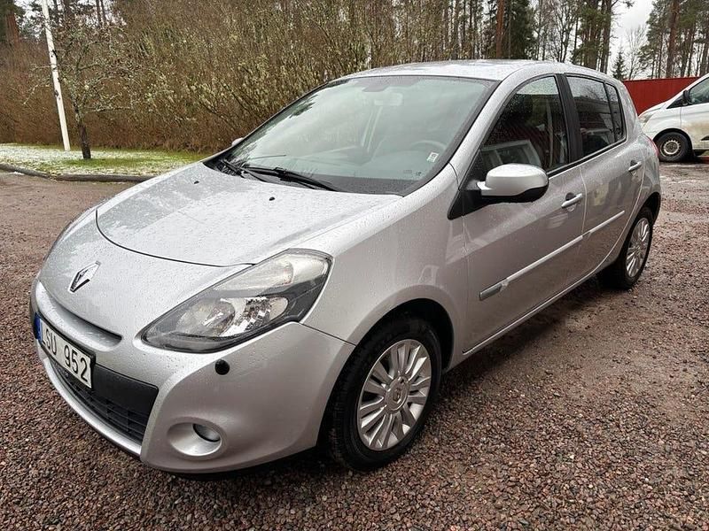 Silver Begagnad 2011 Renault Clio R.S. Halvkombi | 59 000 kr (Lite dyr) - Bild 1/4