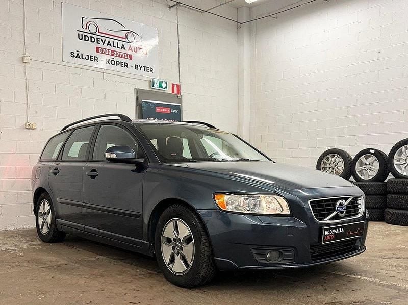 Blå Begagnad 2010 Volvo V50 Momentum Kombi | 49 900 kr (Marknadspris) - Bild 1/4