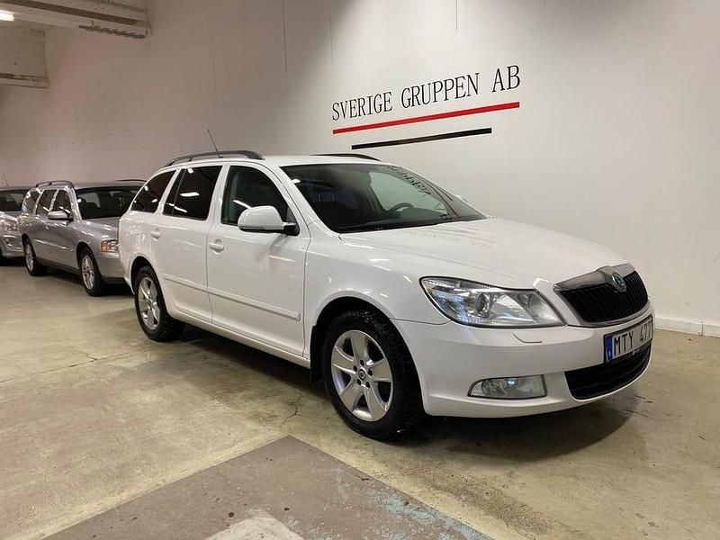 Vit Begagnad 2013 Skoda Octavia Kombi | 99 900 kr (Bra pris) - Bild 1/4