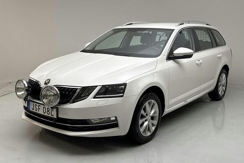 Vit Begagnad 2020 Skoda Octavia Kombi | 160 000 kr (Bra pris) - Bild 1/4
