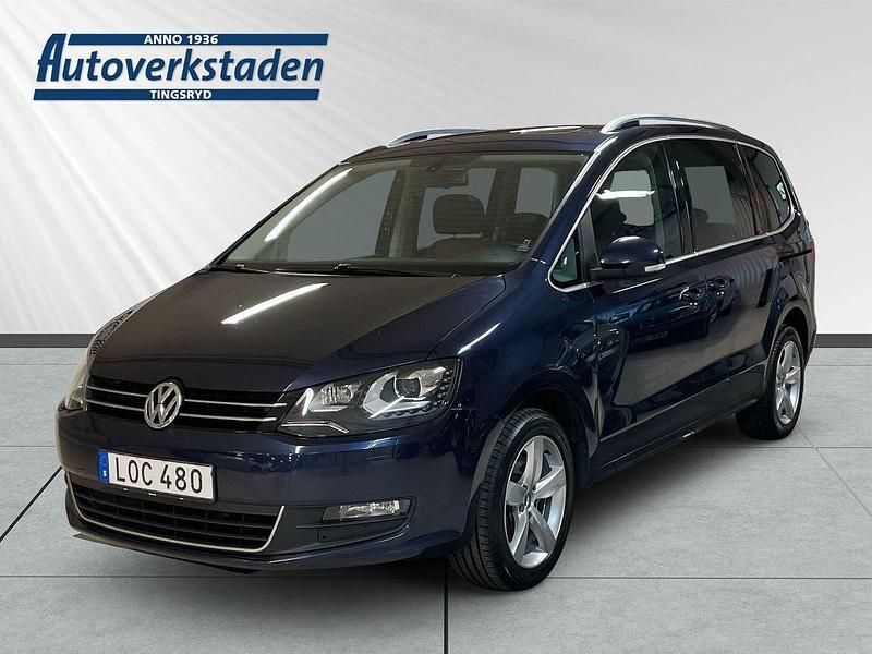 Mörkblå (blå) Begagnad 2015 VW Sharan Minibuss | 119 900 kr (Marknadspris) - Bild 1/4