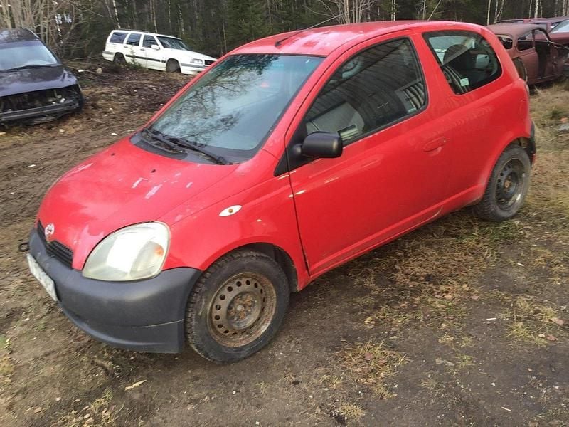Röd Begagnad 2003 Toyota Yaris Halvkombi | 3 500 kr (Superpris) - Bild 1/4
