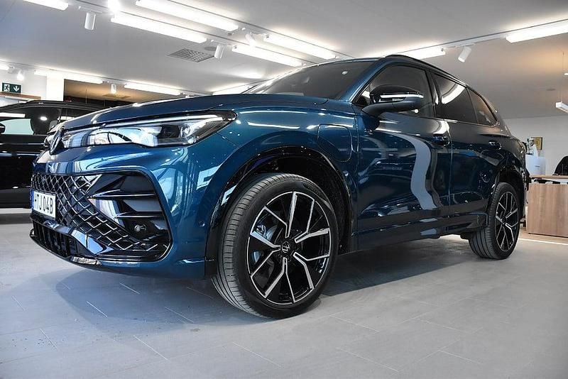 Mörkblå Ny 2025 VW Tiguan R-line Edition SUV | 691 000 kr - Bild 1/3