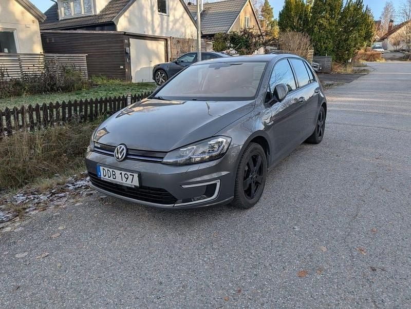 Mörkgrå metallic Begagnad 2019 VW e-Golf Halvkombi | 150 000 kr (Superpris) - Bild 1/4