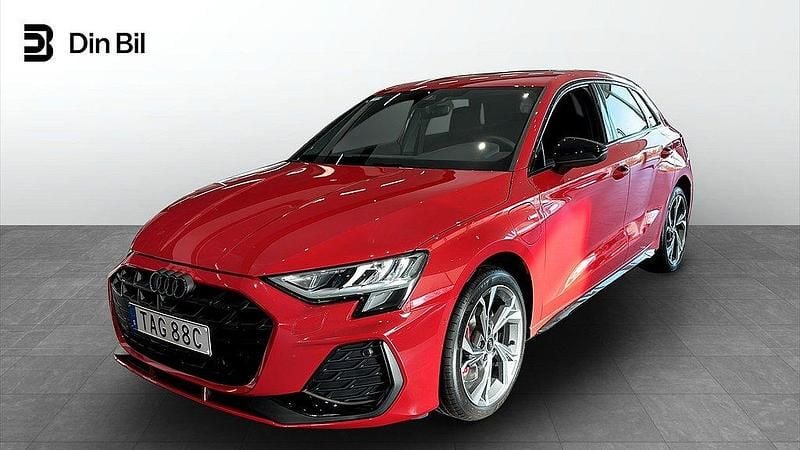 Röd Ny 2025 Audi A3 Sportback e-tron S-Line Sedan | 519 900 kr (Marknadspris) - Bild 1/4